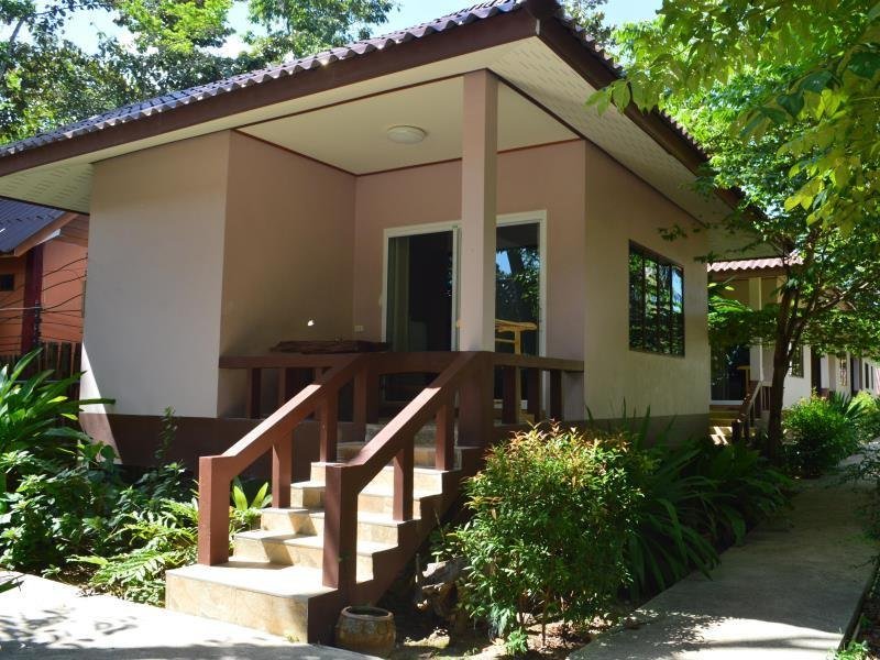 Bungalow with steps leading to a covered porch at Baan Long Beach