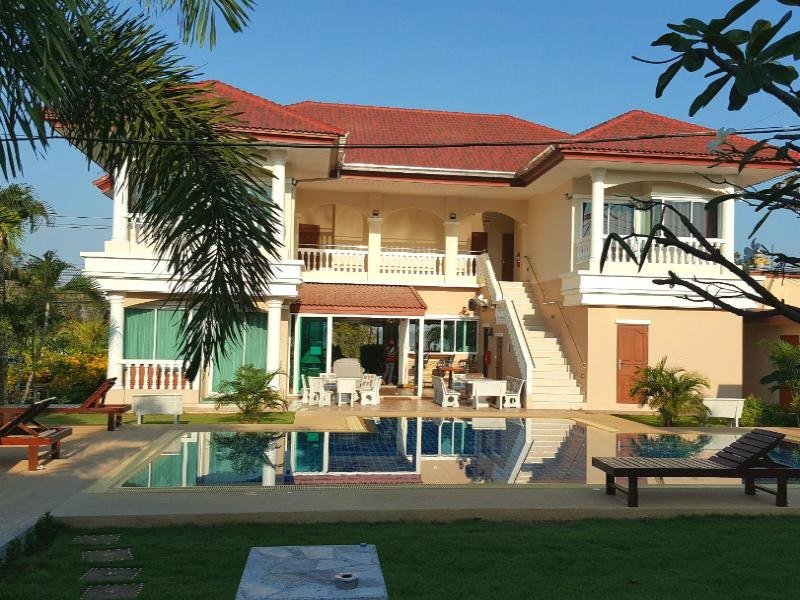 Building beside the pool at East Shore Pattaya Resort