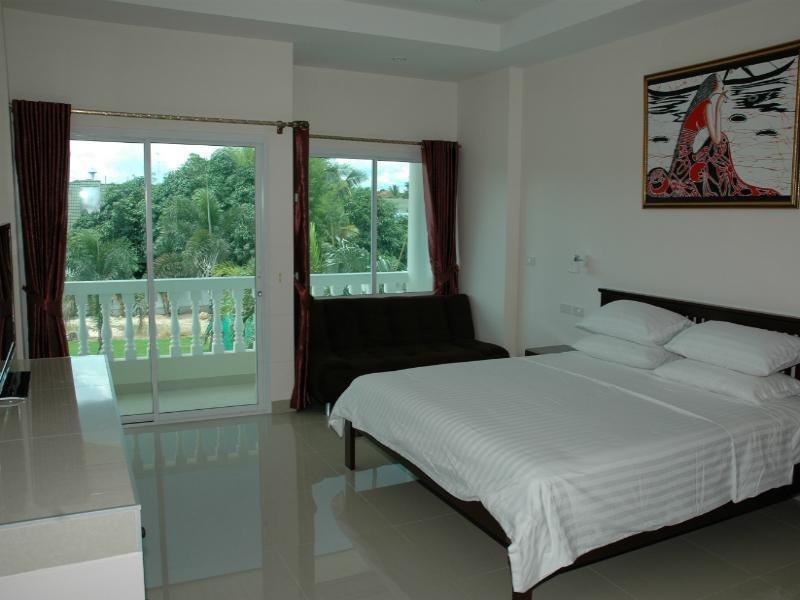 Double bedroom with a balcony at East Shore Pattaya Resort