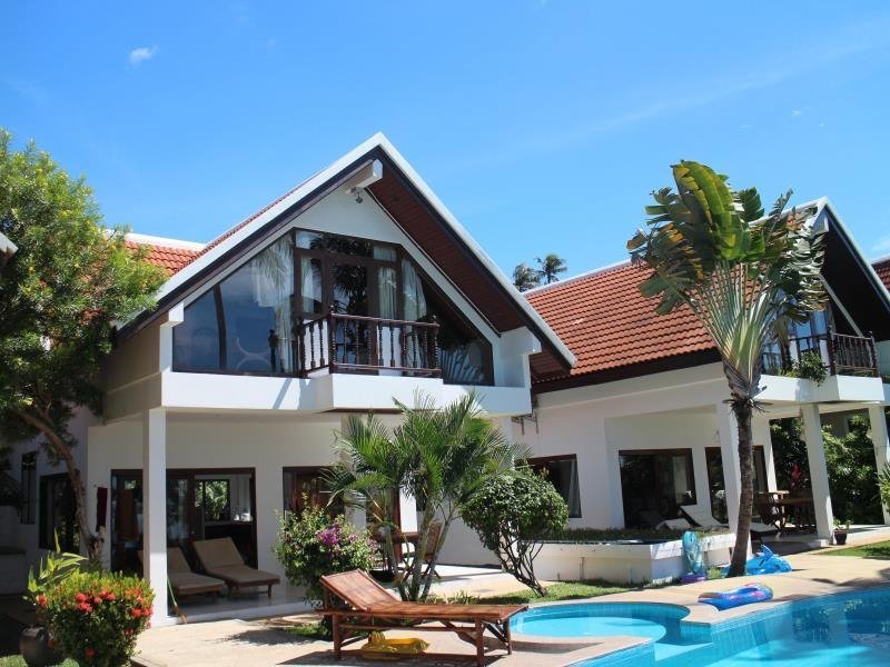 Villa exterior beside a swimming pool at Laemsor Residence