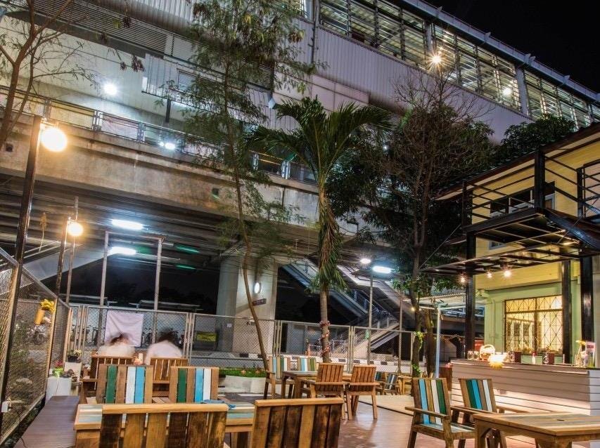 Outdoor seating beside the building at Nang Ta Yon hostel